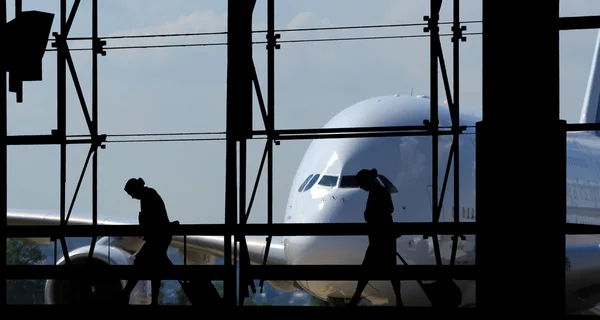 Silhouettes at airport building — Stock Photo, Image