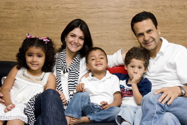 Vackra familj njuter — Stockfoto