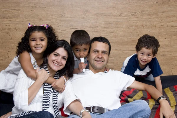 Vacker familj njuter tillsammans — Stockfoto