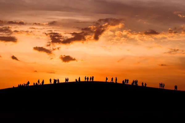 Groep om te genieten van de zonsondergang op heuvel — Stockfoto