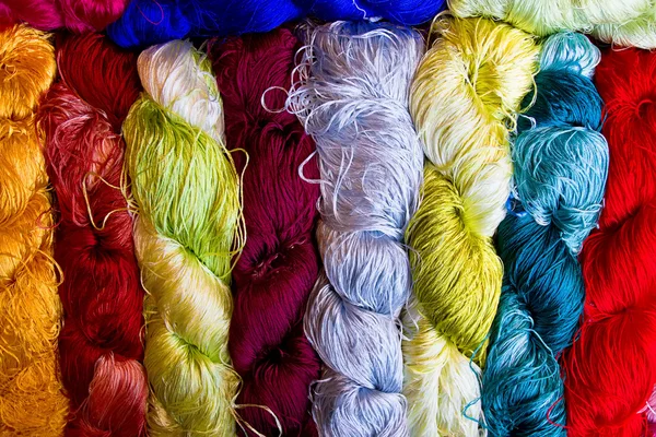 Různé barevné vlákno hedvábí — Stock fotografie