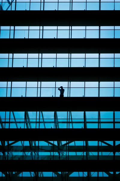 Homme d'affaires perdu dans un immeuble de bureaux — Photo