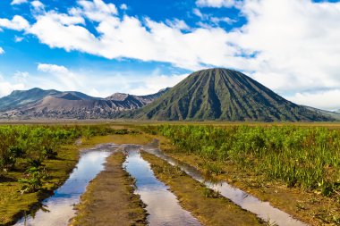 Bromo ve batok volkanlar yağmur sonra