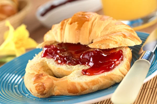 Croissant s jahodovou marmeládou — Stock fotografie