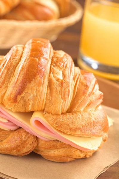 Croissant con jamón y queso —  Fotos de Stock