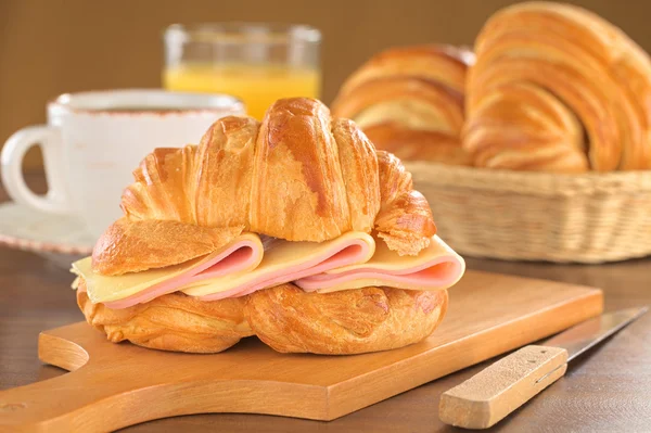 Croissant sonkával és sajttal — Stock Fotó