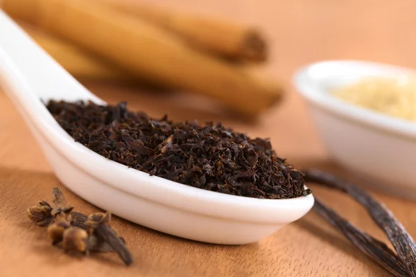 Gedroogde zwarte thee met kruiden — Stockfoto