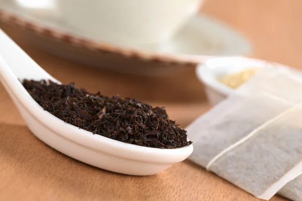 Gedroogde zwarte thee met thee zakjes — Stockfoto