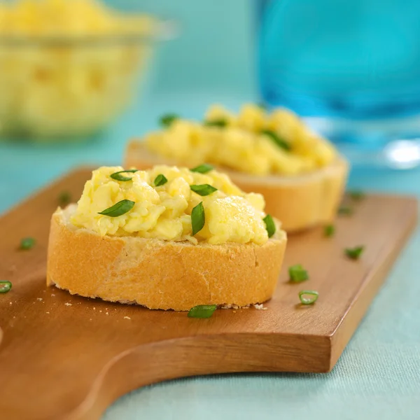 Scrambled Eggs on Baguette — Stock Photo, Image