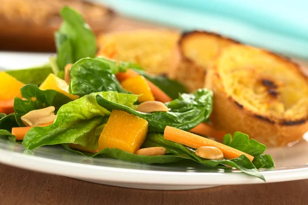 Salada de cenoura de manga de espinafre — Fotografia de Stock