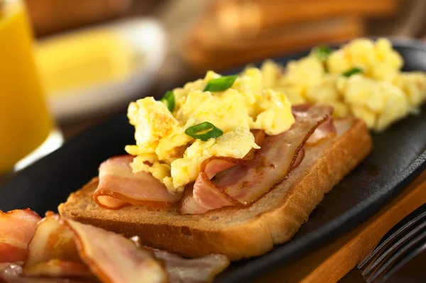 Bacon and Egg on Toast Bread — Stock Photo, Image