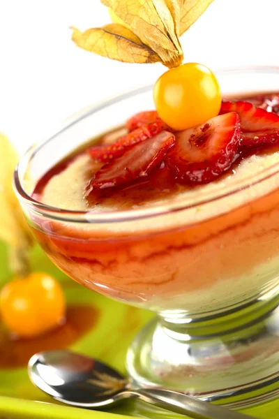 Pudding à la semoule aux fraises — Photo