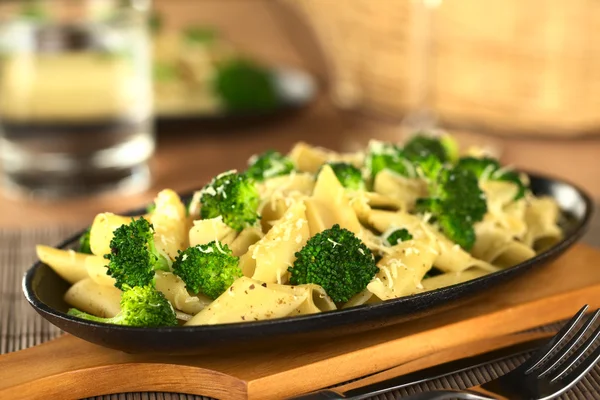 Brokolici a těstoviny zapečené se sýrem — Stock fotografie