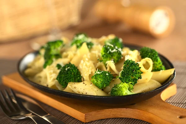 Brokolici a těstoviny zapečené se sýrem — Stock fotografie