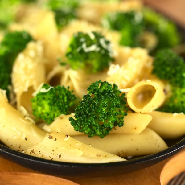 Brokkoli und Pasta mit Käse gebacken — Stockfoto