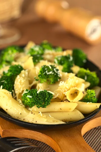 Brokoli ve peynir pişmiş makarna — Stok fotoğraf