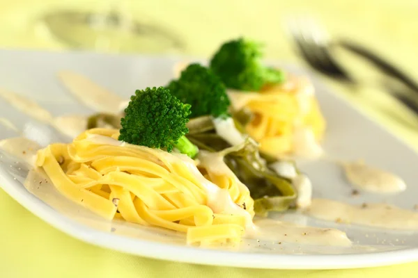 Brokuły i makaron z sosem beszamelowy — Zdjęcie stockowe