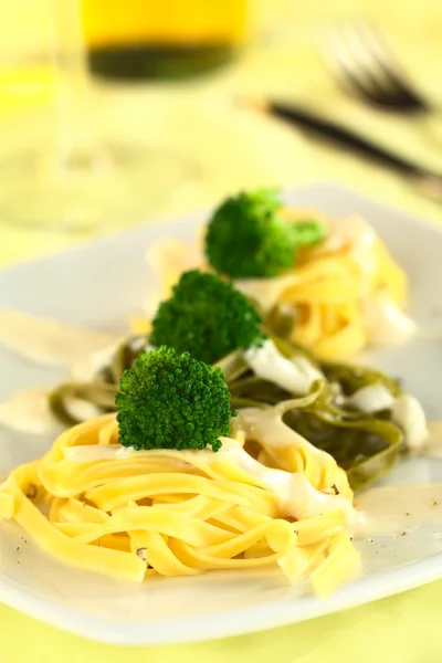 Brokkoli und Pasta mit Bechamelsauce — Stockfoto