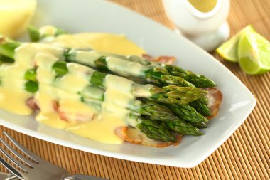 Hollandaise soslu yeşil kuşkonmaz