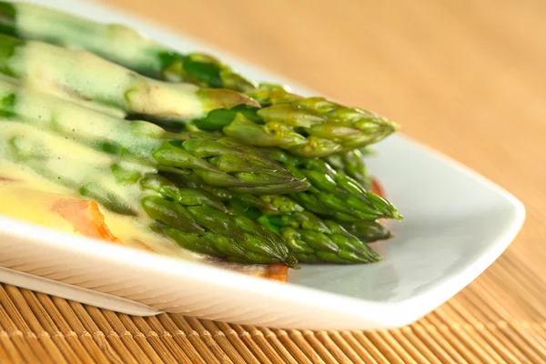 Zielone szparagi z sosem hollandaise — Zdjęcie stockowe
