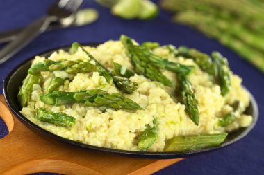 yeşil kuşkonmaz risotto