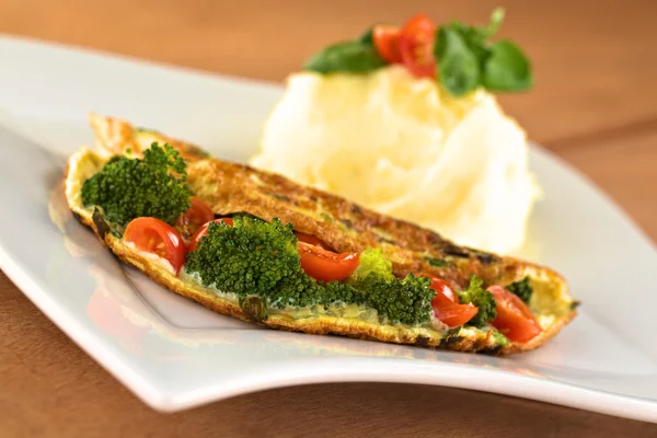 Brokoli ve domatesli omlet — Stok fotoğraf