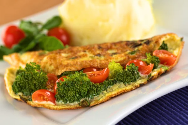 Brokoli ve domatesli omlet — Stok fotoğraf