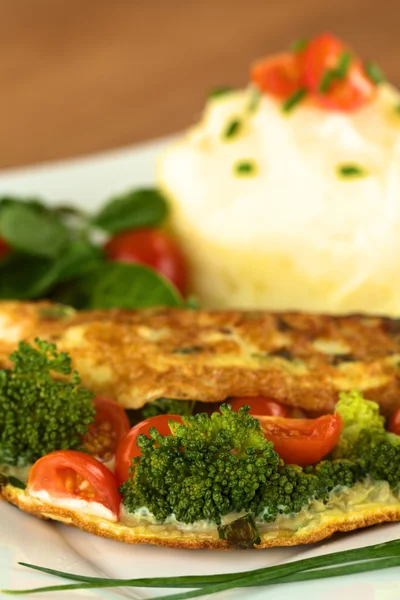 Brokułów i pomidorów omlet — Zdjęcie stockowe