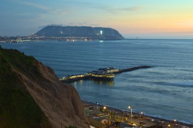 Lima, Peru alacakaranlıkta sahil şeridi