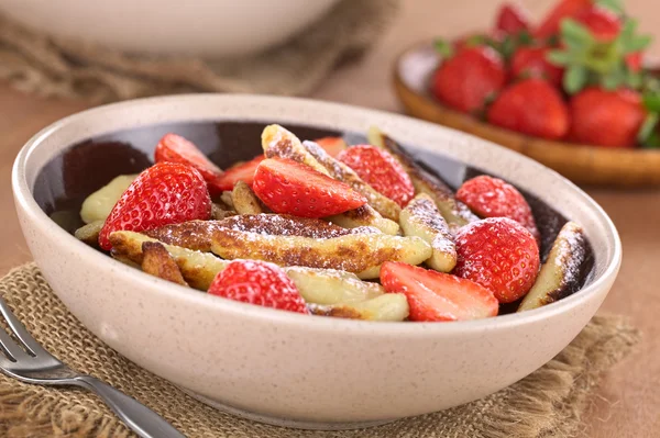 Schupfnudeln mit frischen Erdbeeren — Stockfoto