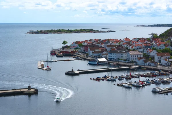 Моторний човен, ввівши гавань Risor, Норвегія — стокове фото