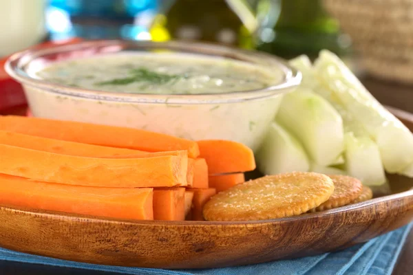 Vegetables and Crackers with Tzatziki — Stock Photo, Image