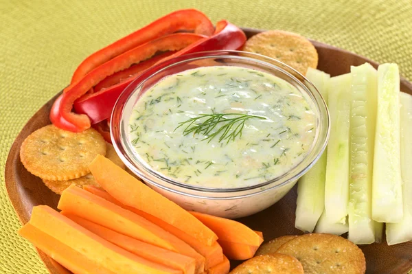 Vegetables and Crackers with Tzatziki — Stock Photo, Image
