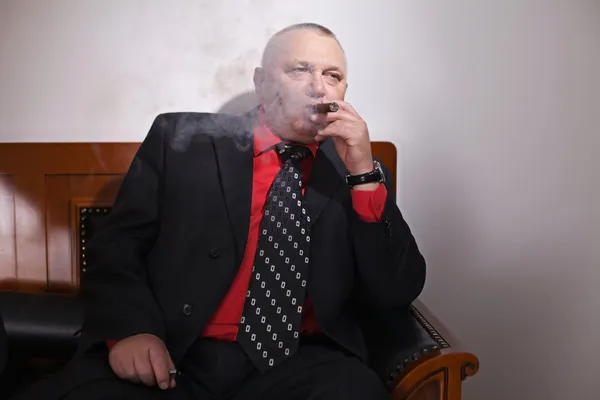 Gran jefe inhalando cigarros —  Fotos de Stock