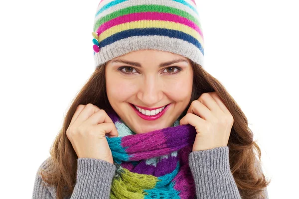 Красивая девушка в яркой шляпе и шарфе — стоковое фото