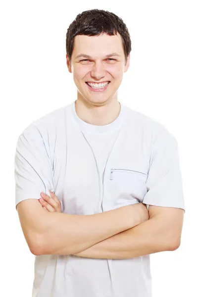 Lächelnder Typ mit verschränkten Armen — Stockfoto
