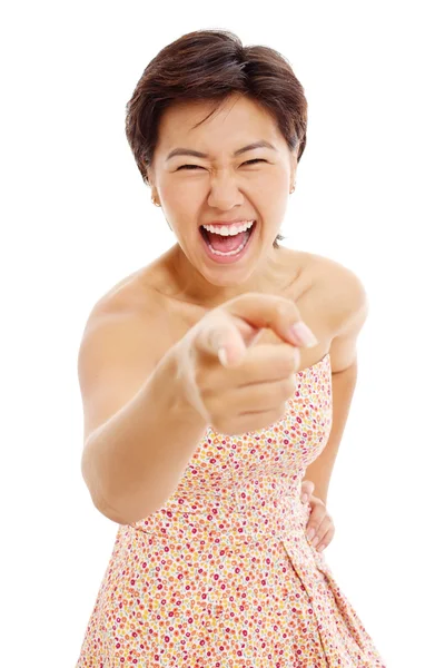 Asiático jovem mulher apontando para fora e rindo — Fotografia de Stock