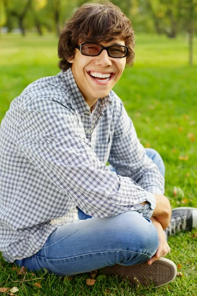 Engraçado adolescente ri no parque — Fotografia de Stock