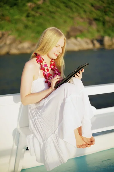 Chica con tablet PC en el barco —  Fotos de Stock