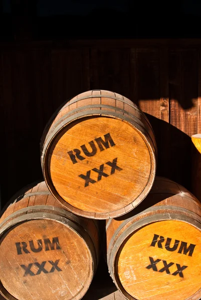 Három Rum hordó — Stock Fotó