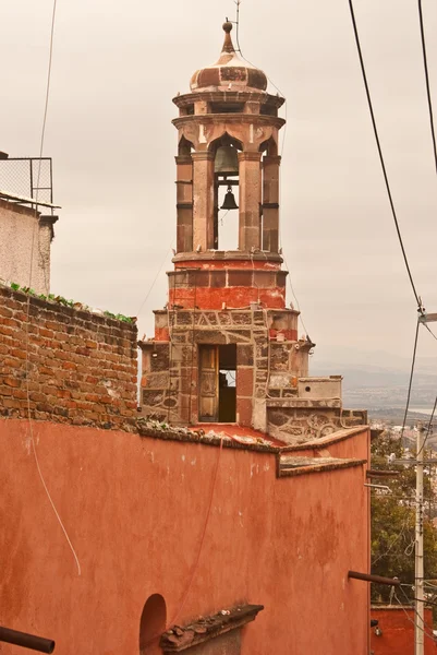 Mexikanische Dachterrasse mit Glockenturm — Stockfoto