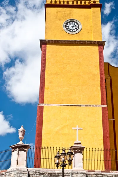 Žlutá věž s hodinami Mexiko — Stock fotografie