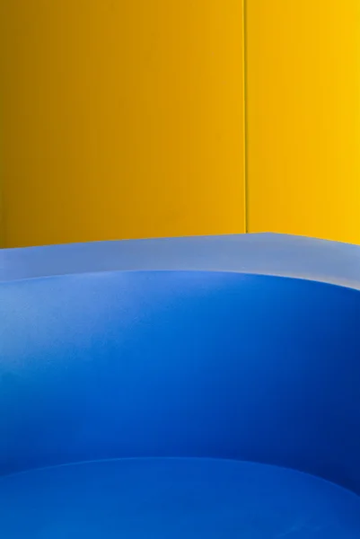 Niebieski fotel w filar żółty — Zdjęcie stockowe