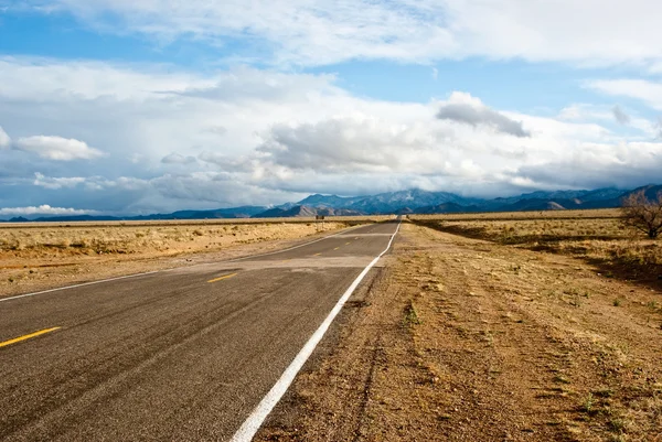 Longa estrada no deserto Tempestade — Fotografia de Stock