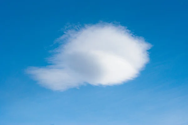 Белое пушистое облако — стоковое фото