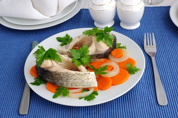 Kokt fisk med grönsaker — Stockfoto
