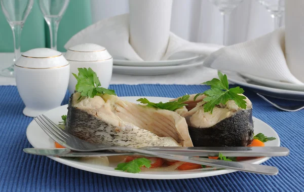 Peixe fervido com verduras — Fotografia de Stock