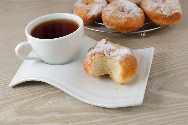 Чашку кофе и пончики — стоковое фото
