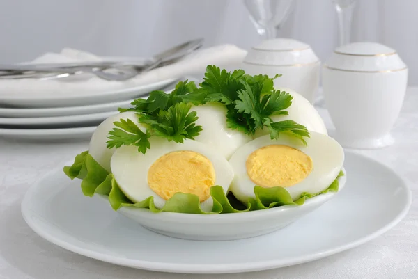 Kokta ägg med örter i samband med — Stockfoto