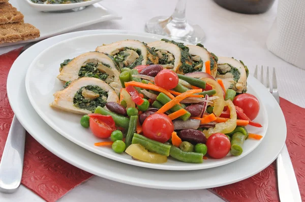 Hühnerroulade mit Spinat und Champignons mit Gemüse — Stockfoto